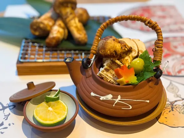 上越やすだ 銀座二丁目店的松茸土瓶蒸
