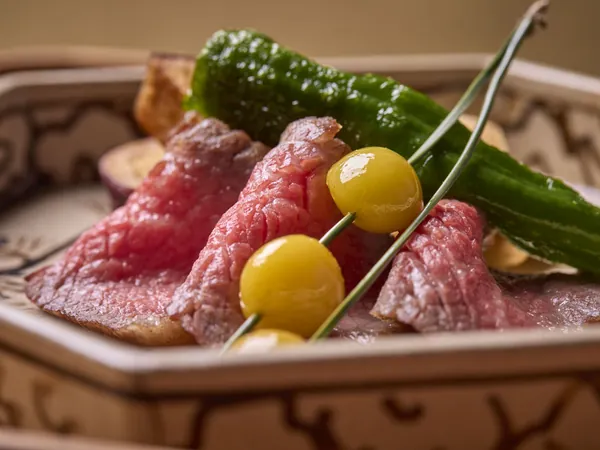 上越やすだ 銀座二丁目店的和牛烤牛肉与银杏