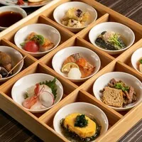 上越やすだ 銀座二丁目店的9格小菜盒
