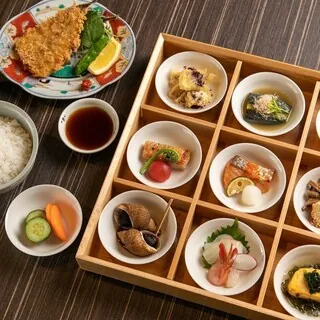上越やすだ 銀座二丁目店的9格小菜盒与酥炸Megisu鱼