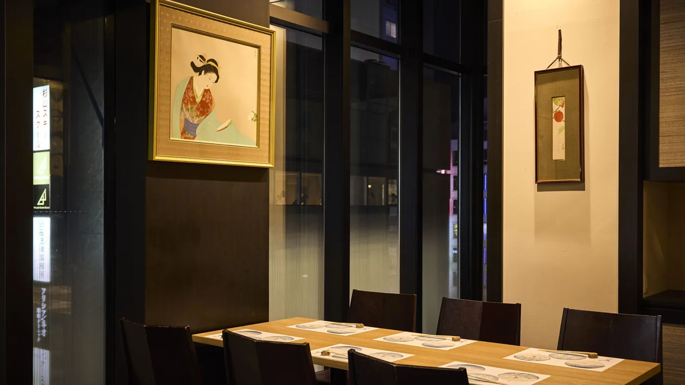 上越やすだ 銀座二丁目店的窗边餐桌席