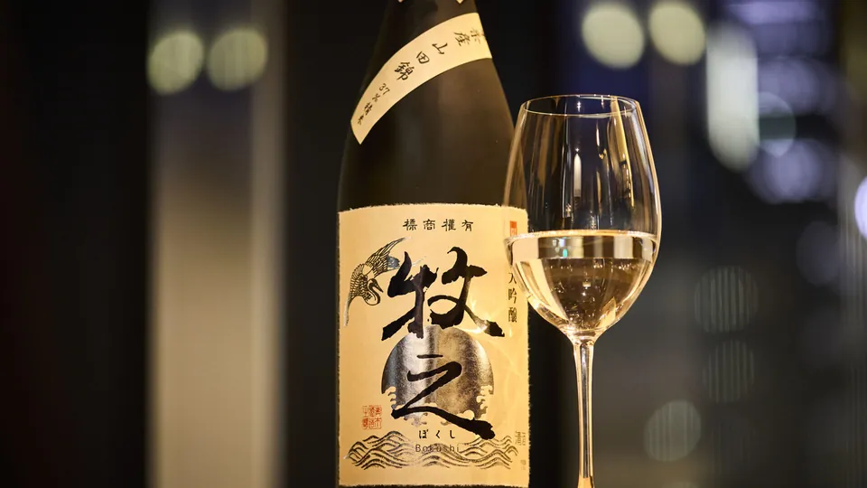 上越やすだ 銀座二丁目店的日本酒与酒杯