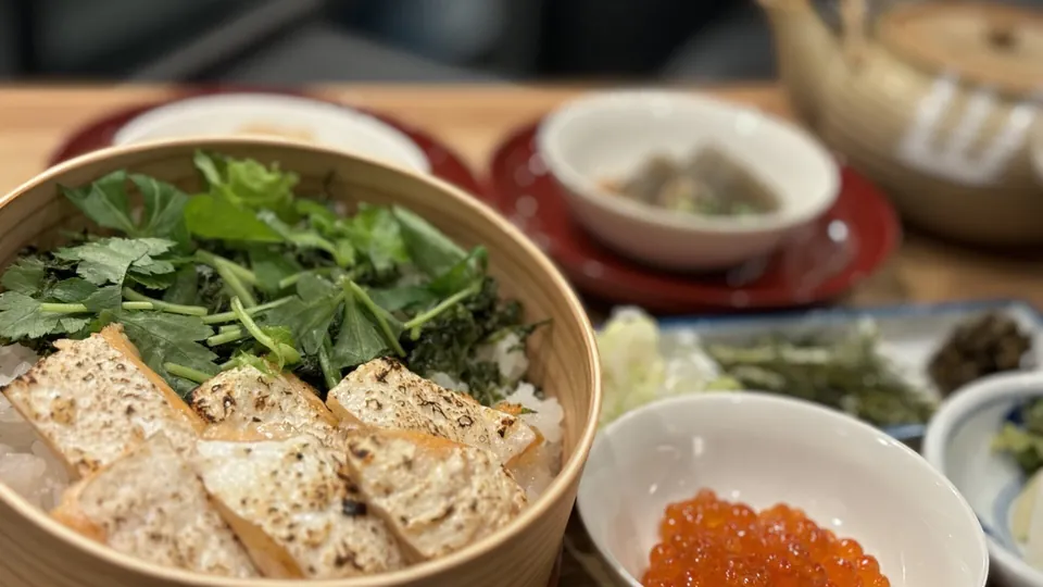 上越やすだ 銀座二丁目店的曲木盒饭与鲑鱼子