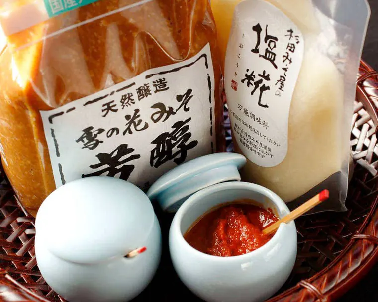 上越やすだ 銀座二丁目店的味噌、盐曲与辣椒佐料