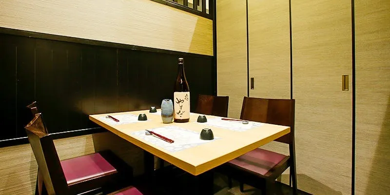 上越やすだ 銀座二丁目店的半包间（2–4位）