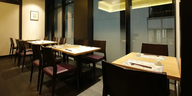 上越やすだ 銀座二丁目店的靠窗餐桌席